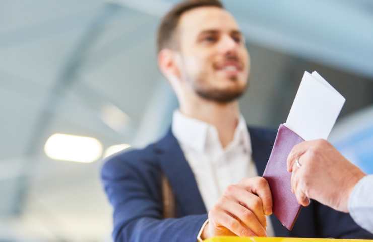 uomo con passaporto