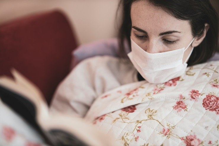 Una donna con l'influenza