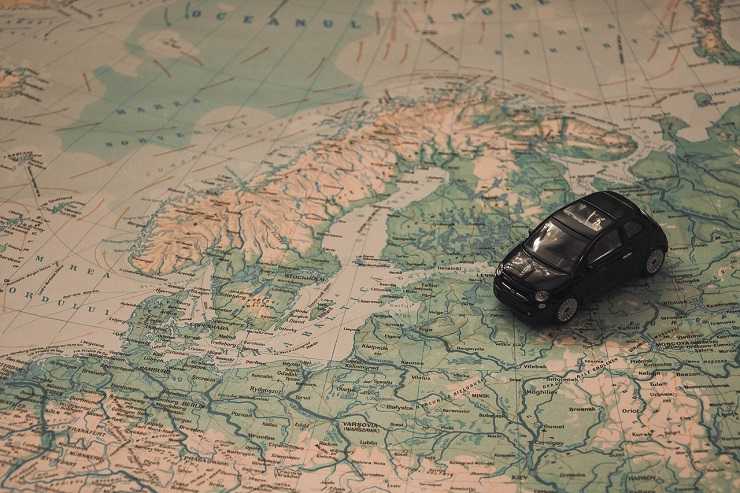 Un'automobile in miniatura su una mappa